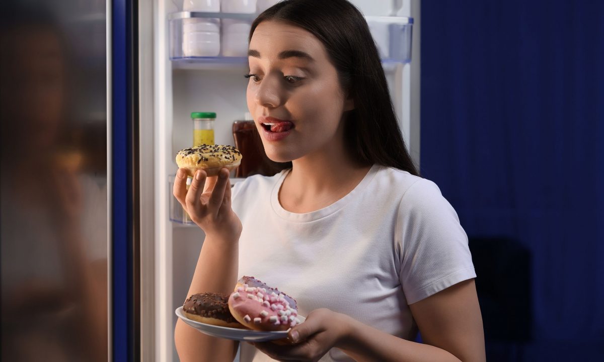 Δείτε για ποιο λόγο πρέπει να αποφεύγετε να τρώτε φαγητό αργά το βράδυ