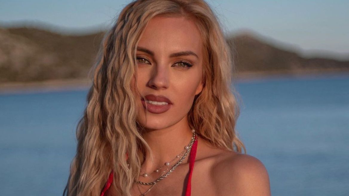 Τζούλια Νόβα: Ανεβάζει τη θερμοκρασία με τις εμφανίσεις της σε παραλία της Μυκόνου (βίντεο)