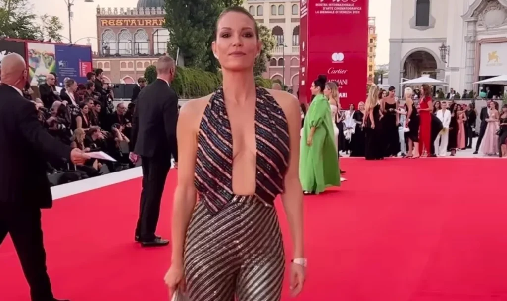 Βίκυ Καγιά: Δεν «ξεκόλλαγε» από το κόκκινο χαλί του φεστιβάλ Βενετίας – Ο υπεύθυνος της φώναζε να φύγει