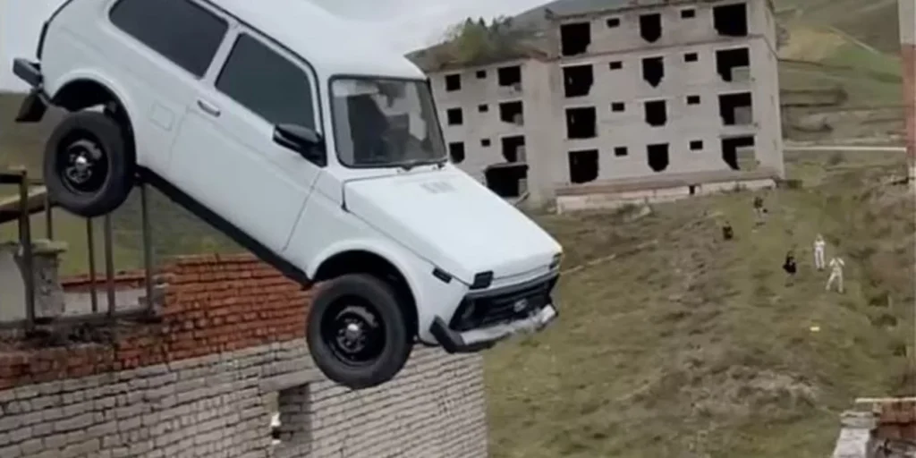 Το παράτολμο ακροβατικό άλμα Ρώσου κασκαντέρ που πήγε στραβά – Πήγε να περάσει με το αυτοκίνητο από το ένα κτίριο στο άλλο