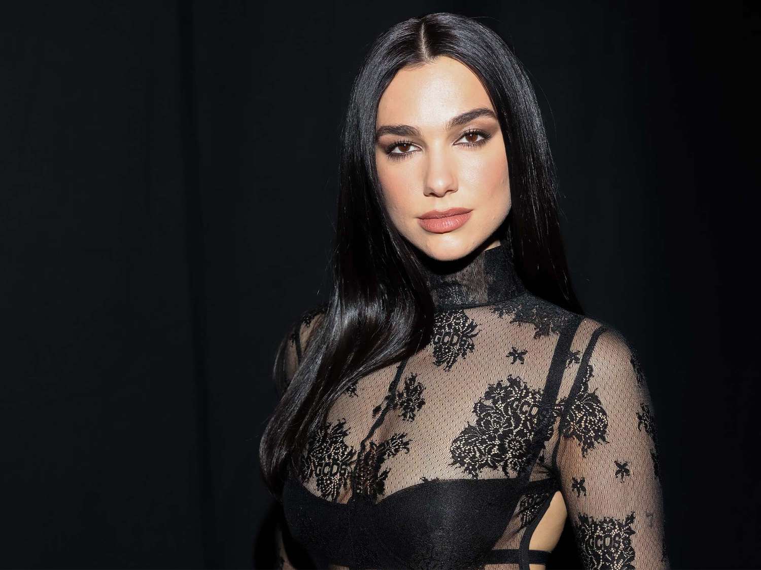 Dua Lipa: Αποκάλυψε τα μυστικά που θα βάλουν «φωτιά» στο κρεβάτι σου