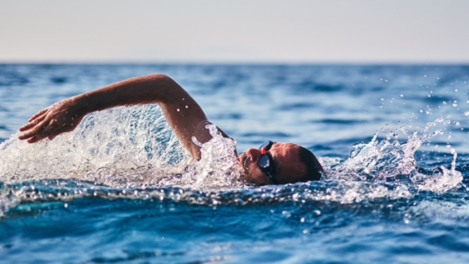 Βέλγος «έσπασε» το παγκόσμιο ρεκόρ κολύμβησης ανοιχτής θαλάσσης κολυμπώντας 131 χλμ στον Κορινθιακό