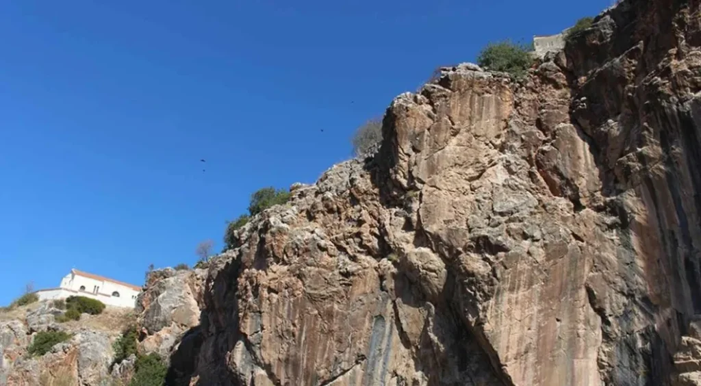 Φθιώτιδα: Έκανε λάθος βήμα και έπεσε στον γκρεμό μπροστά στα μάτια του πατέρα του