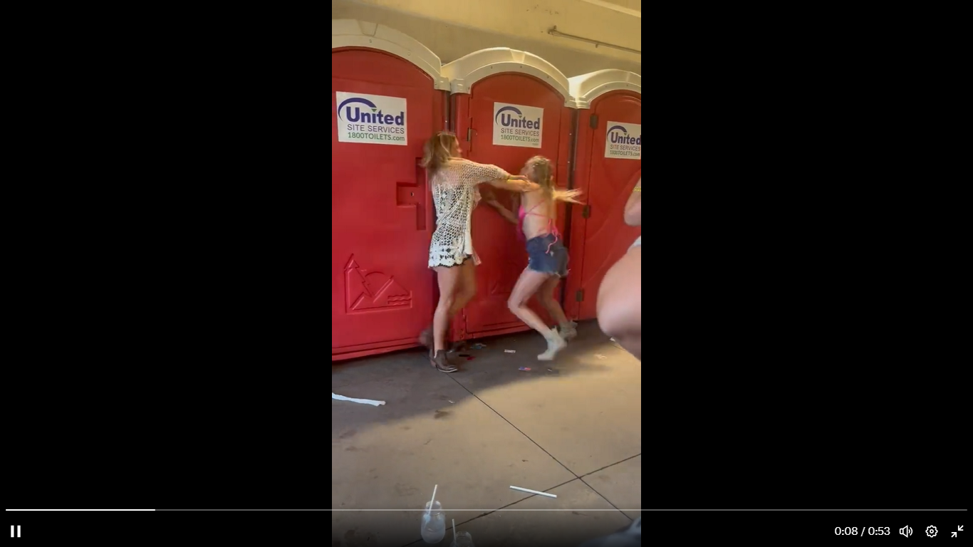 Πιάστηκαν μαλλί με… μαλλί: Η στιγμή που γυναίκες τσακώνονται έξω από δημόσιες τουαλέτες στις ΗΠΑ (βίντεο)