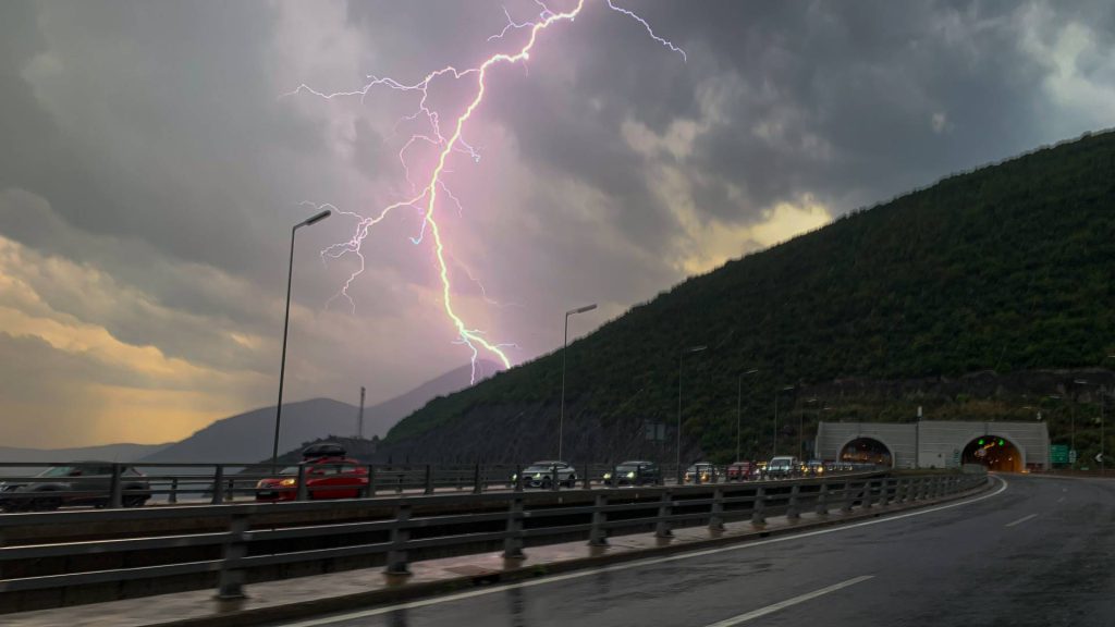 Κακοκαιρία «Daniel»: «Ήχησε» το 112 για ισχυρές καταιγίδες σε Εύβοια, Λάρισα και Πιερία