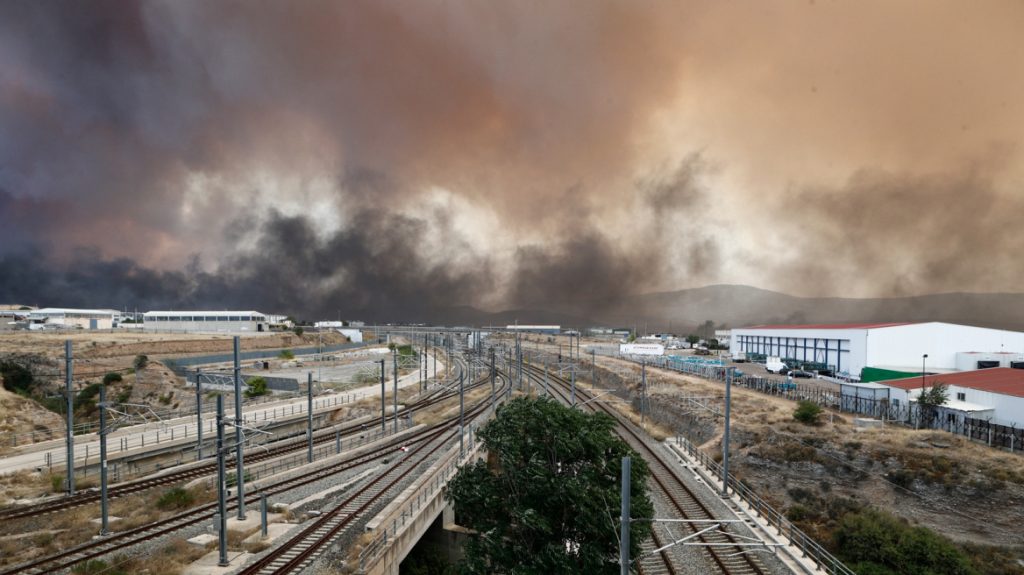 Ελευσίνα: Ρομά έβαλαν φωτιά σε λάστιχα και κατέστρεψαν δεκάδες οχήματα