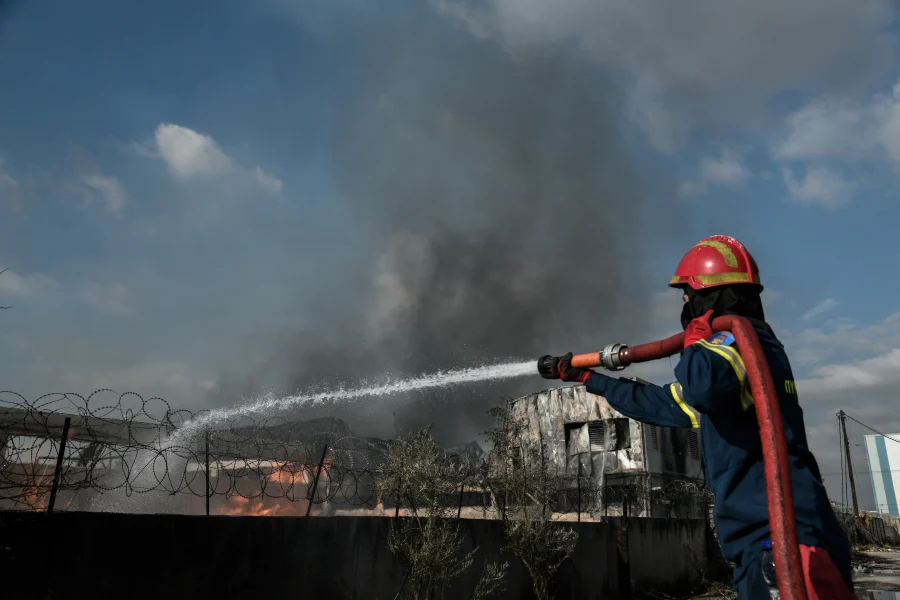 Ασπρόπυργος: Υπό μερικό έλεγχο η πυρκαγιά σε χώρο εργοστασίου