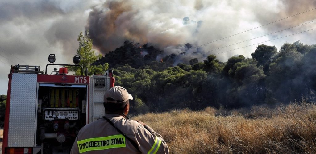 Ξέσπασε φωτιά στην Σταμάτα: Καίγεται δασική έκταση – «Ήχησε» το 112 (upd)