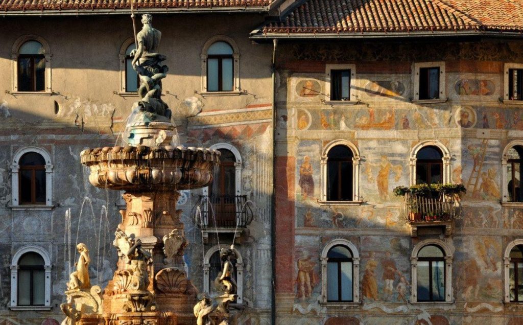 Φλωρεντία: Τουρίστας σκαρφάλωσε στο σιντριβάνι του Ποσειδώνα για να βγάλει φωτογραφία – Τι ζημιά προκάλεσε