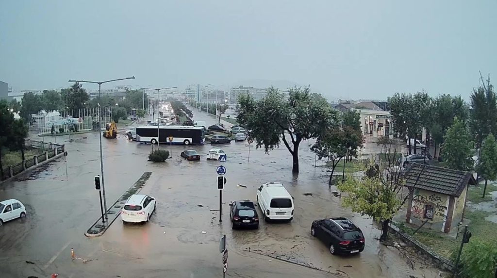 «Σαρώνει» Μαγνησία και Λάρισα η κακοκαιρία Daniel – Ποιοι δρόμοι έχουν κλείσει