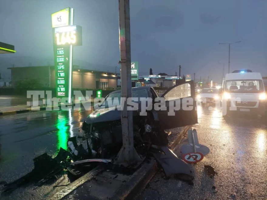 Κακοκαιρία: Σοβαρό τροχαίο στο Βόλο – Ι.Χ «καρφώθηκε» σε κολώνα (φωτό)