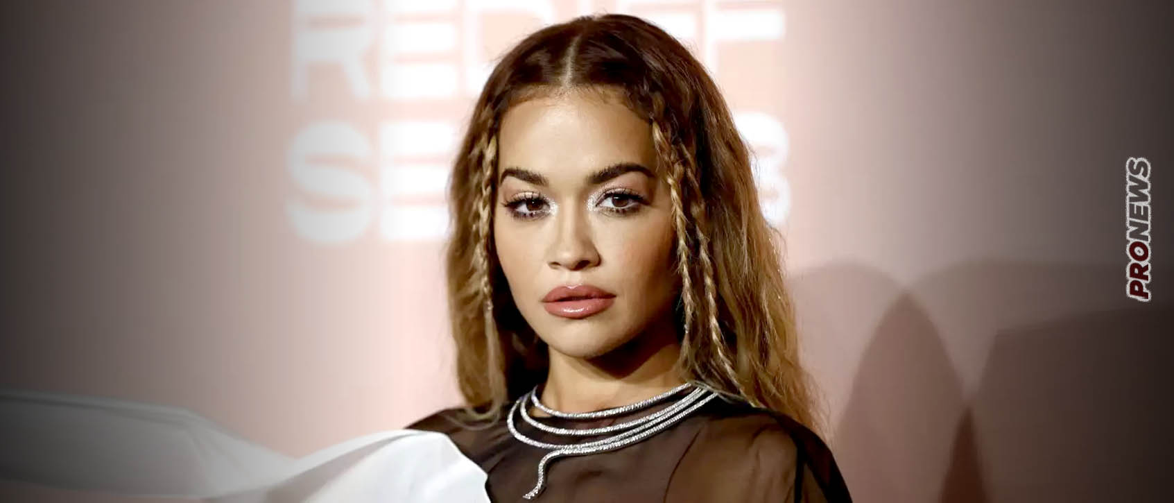 Rita Ora: «Φωτιά» με διαφανές φόρεμα και εσώρουχα σε έξοδο στη Βενετία (φωτο)