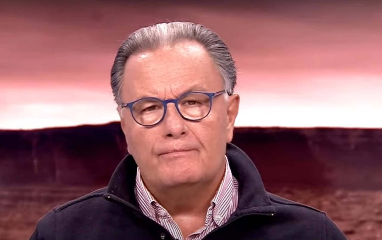 Ο «κόκκινος» Πάνος επιστρέφει στην τηλεόραση δριμύτερος με την «Κόκκινη Ζώνη»