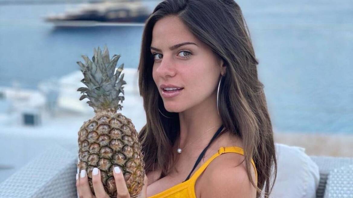 Σοφία Φυρού: Ποζάρει με λεοπάρ μαγιό και δείχνει το αβυσσαλέο ντεκολτέ της (φωτό)