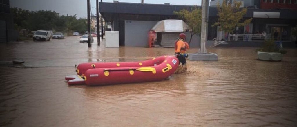 Πρωτοφανείς εικόνες: Με βάρκες απεγκλωβίζονται οι πολίτες στο Βόλο! (βίντεο)