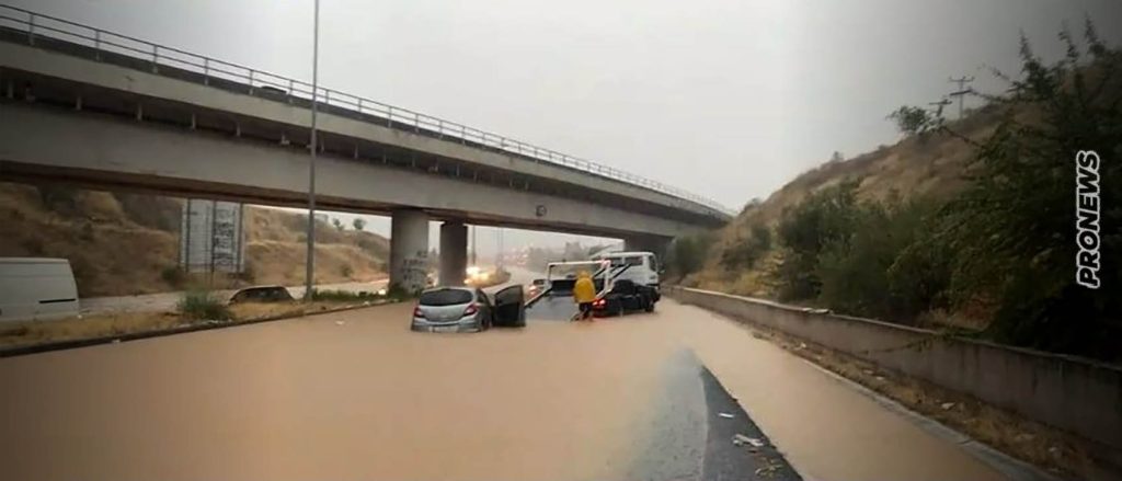 Βόλος: Εγκλωβίστηκαν αυτοκίνητα στον περιφερειακό που έγινε κανάλι της… Βενετίας – Πλημμύρισε το νοσοκομείο!