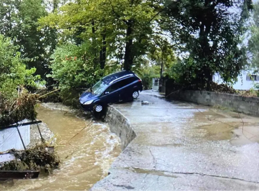 «Σφυροκοπά» τον Βόλο η κακοκαιρία «Daniel»: Τα ορμητικά νερά παρασέρνουν αυτοκίνητα – Δείτε φωτογραφίες