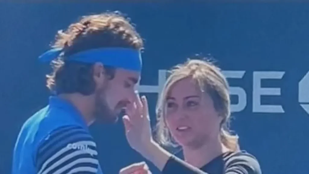 Η Π.Μπαντόσα δεν ξεκολλάει από τον Σ.Τσιτσιπά – Του έβαλε αντηλιακό πριν την προπόνηση (βίντεο)