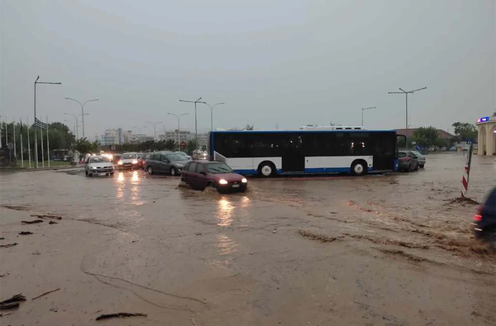 Μαγνησία: Λεωφορείο του υπεραστικού ΚΤΕΛ παρασύρθηκε από χείμαρρο και έπεσε στη θάλασσα