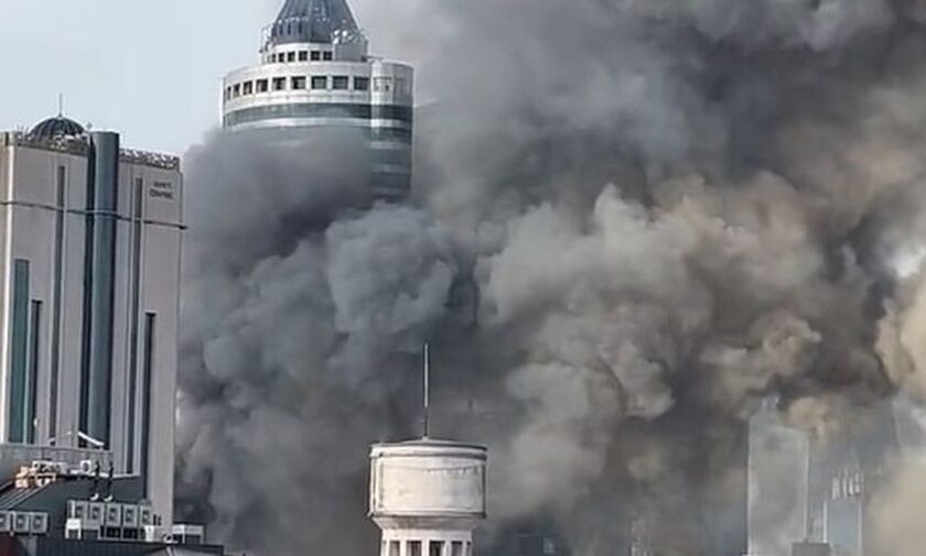 Κωνσταντινούπολη: Μεγάλη πυρκαγιά σε γυμναστήριο – Μαύρος καπνός σκέπασε την πόλη (βίντεο)