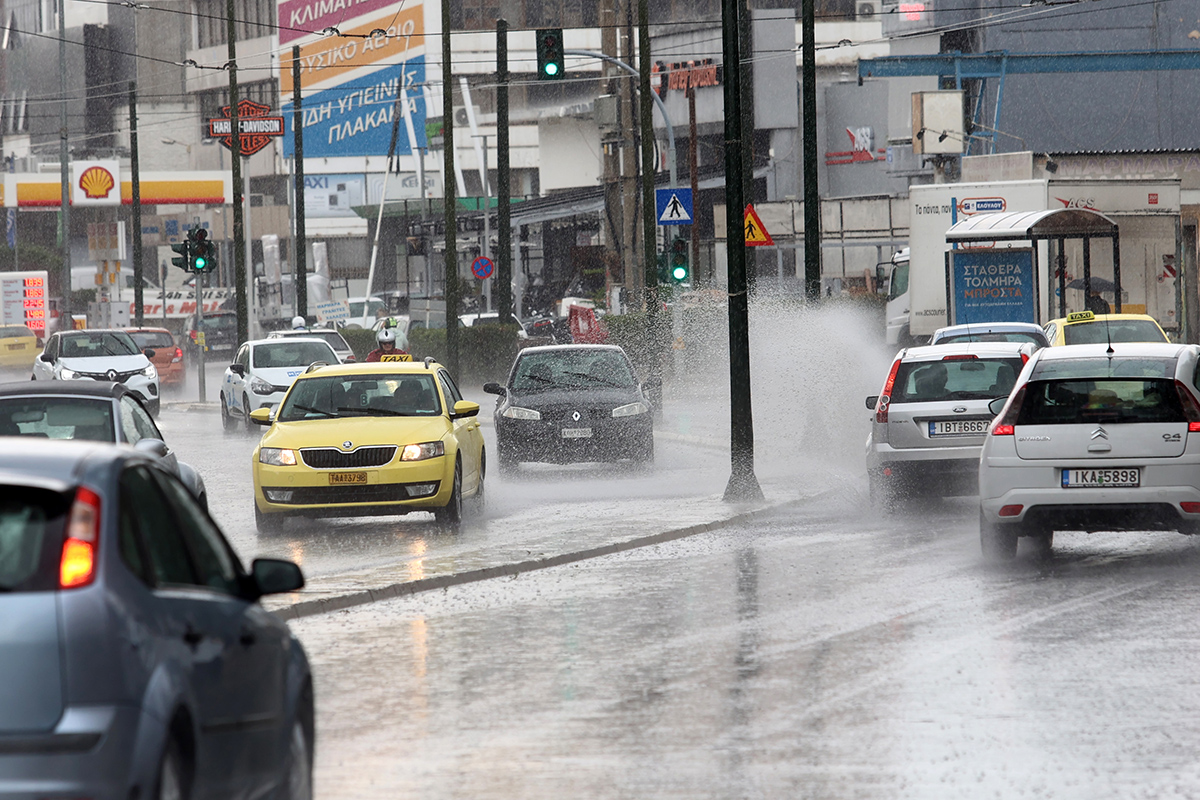 Η βροχόπτωση έφερε κυκλοφοριακά προβλήματα στο κέντρο της Αθήνας – Πού έχει κίνηση (χάρτης)