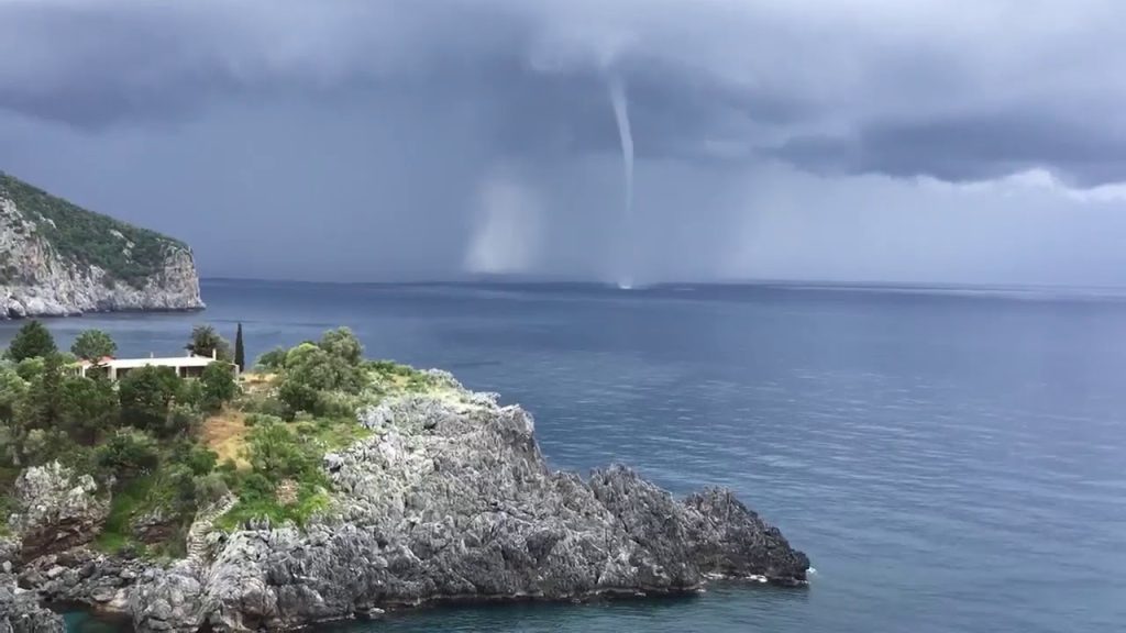 Εύβοια: Σχηματίστηκε υδροστρόβιλος σε παραλία της Κύμης (βίντεο)