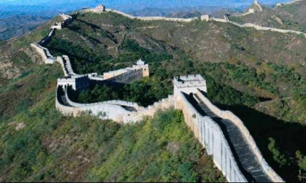 Κίνα: Συνελήφθησαν δύο άτομα που άνοιξαν τρύπα με εκσκαφέα στο Σινικό Τείχος για να συντομεύσουν τις διαδρομές τους