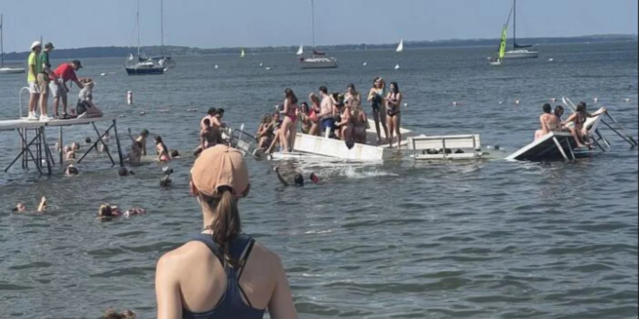 ΗΠΑ: H τρομακτική στιγμή που αποβάθρα σε λίμνη με δεκάδες φοιτητές καταρρέει και τραυματίζει 25 άτομα