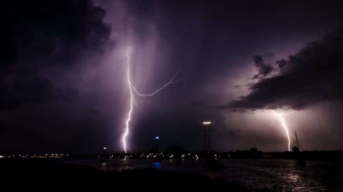 Ρόδος: Φωτιά από κεραυνό σε λόφο ανάμεσα στο Φαληράκι και τις Καλυθιές (βίντεο)