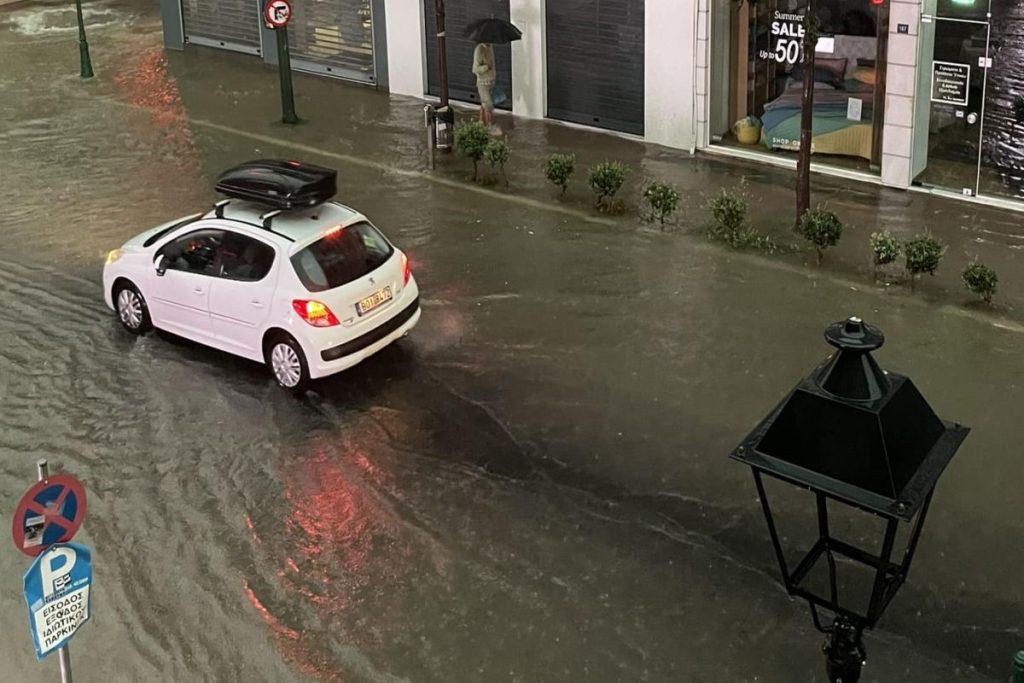 Κακοκαιρία Daniel: Νέο μήνυμα από το 112 στο Βόλο – «Με εντολή της ΕΛ.ΑΣ απαγορεύεται η κυκλοφορία»