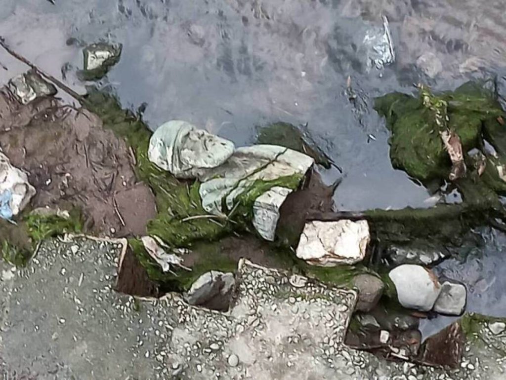 Μεσσηνία: Πέταξαν μπρούτζινη προτομή του Παπαφλέσσα μέσα σε ποτάμι (φωτό)