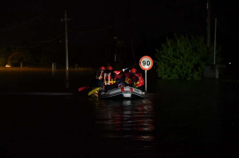 «Ποτάμια» οι δρόμοι στη Λάρισα: Διασώστες ψάχνουν αγνοούμενους με βάρκα (φωτο)