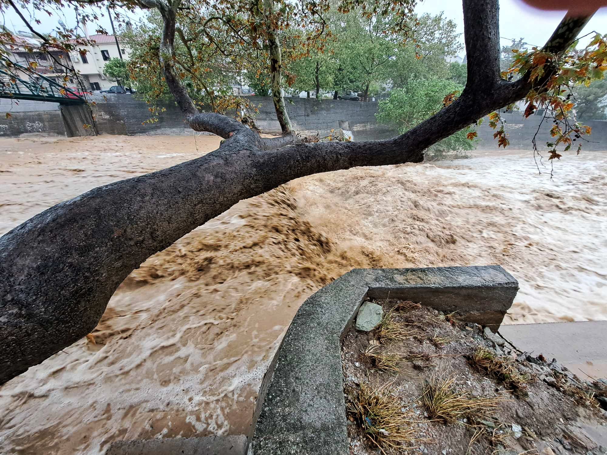 Κακοκαιρία: Εγκλωβισμένοι τουρίστες στην όχθη του ποταμού στο Νότιο Πήλιο