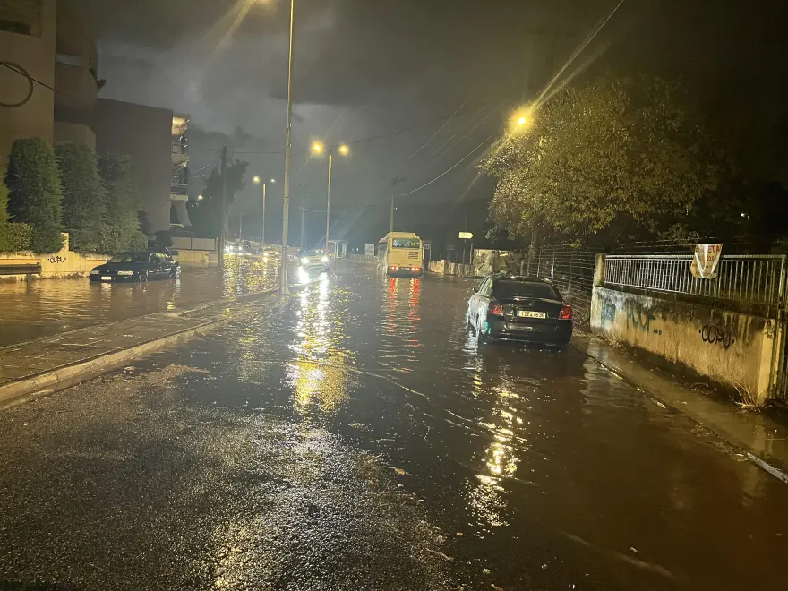 Συνεχίζει να δημιουργεί προβλήματα η κακοκαιρία: Απροσπέλαστη η Αμαρουσίου – Χαλανδρίου λόγω συσσώρευσης υδάτων (φωτό)