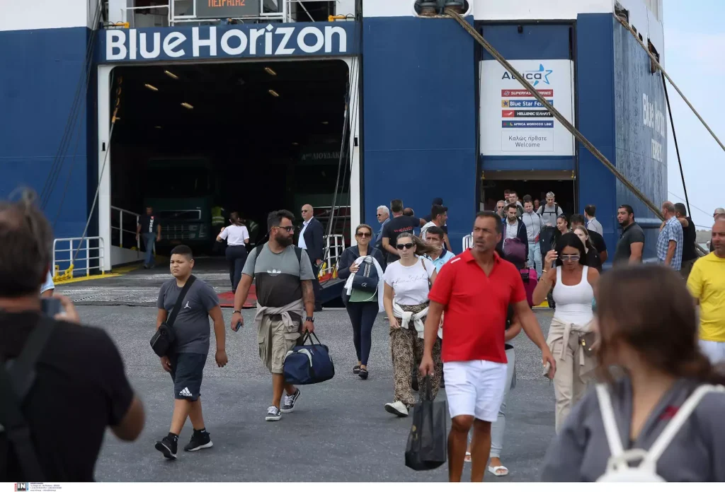 Blue Horizon: Έφτασε στο λιμάνι του Ηρακλείου – «Παγωμένοι» οι επιβάτες