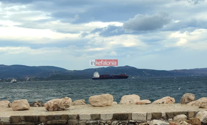 Στο λιμάνι του Αργοστολίου ρυμουλκούνται τα δυο εμπορικά πλοία που συγκρούστηκαν ανοιχτά της Κεφαλονιάς