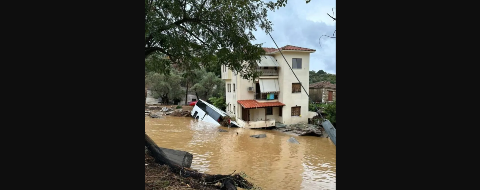 Κακοκαιρία: Σπίτι στο Πήλιο «στηρίζεται» σε λεωφορείο (φωτο)