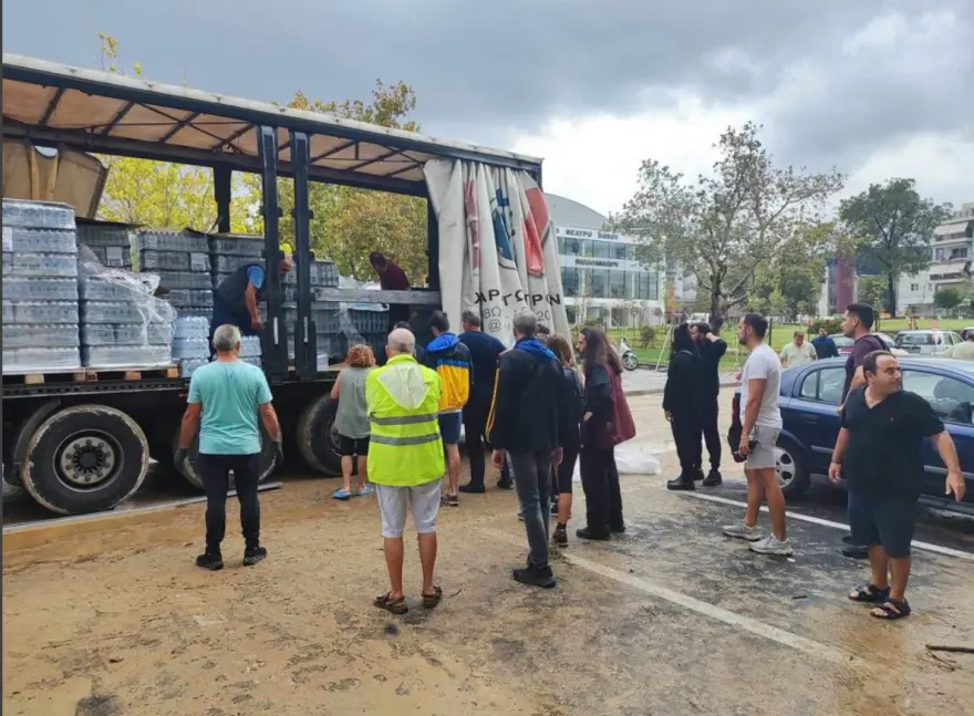 Κακοκαιρία: Δραματικές εικόνες στον Βόλο: Μάχονται ακόμα και για ένα μπουκαλάκι νερό (φωτό)