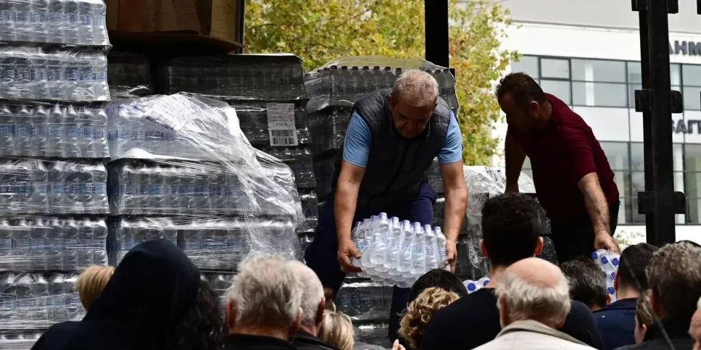 Δραματικές εικόνες στον Βόλο: Πωλούν 4 ευρώ το νερό – «Είναι άθλιοι μαυραγορίτες» λέει ο Α.Μπέος