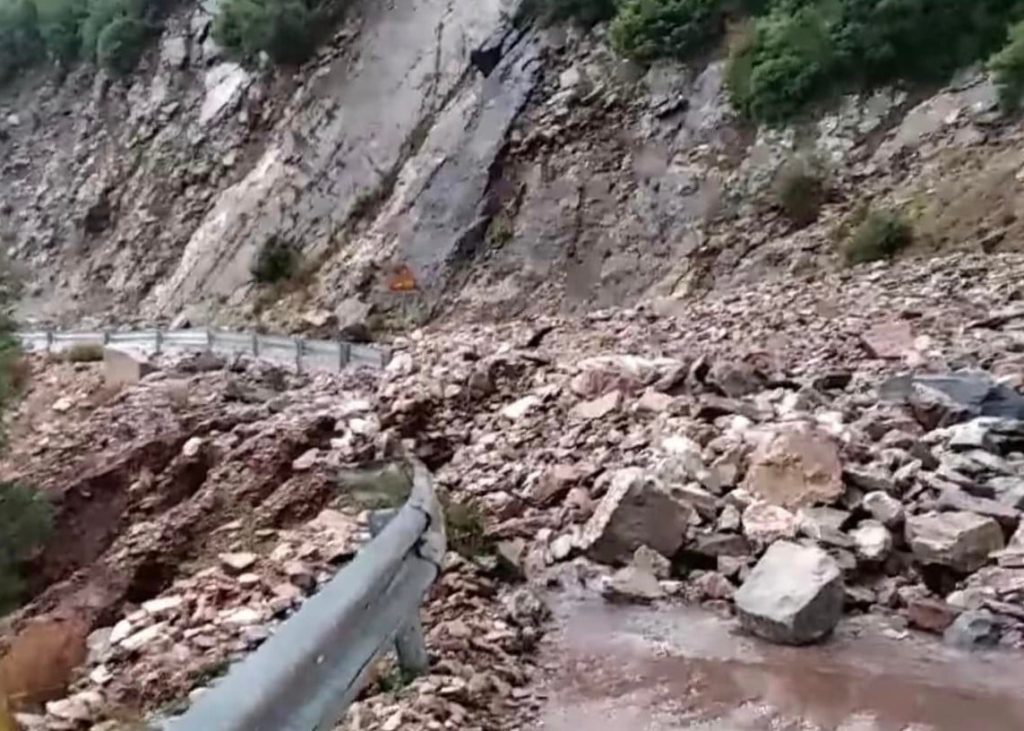 Αχαΐα: Κατολισθήσεις στην Πατρών – Κορίνθου – «Δίπλωσε» νταλίκα