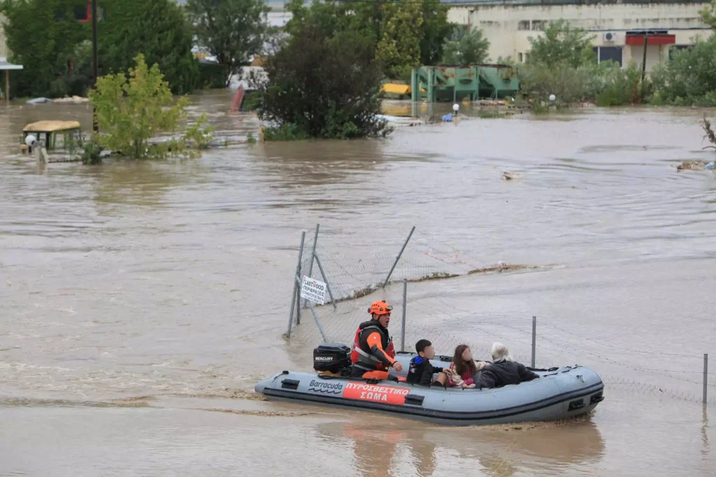 Κακοκαιρία Daniel: Η στιγμή που διασώστες σώζουν οικογένεια από δρόμο ποτάμι στη Λάρισα (φωτο)