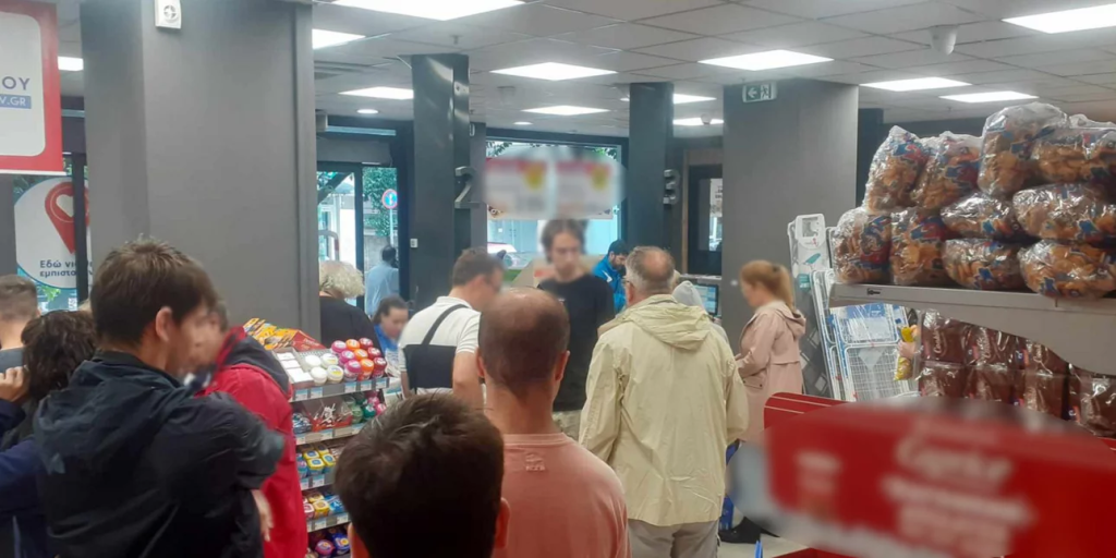 Βόλος: Αδειάζουν τα καταστήματα λόγω κακοκαιρίας Daniel – Έτρεξαν σε σούπερ μάρκετ και σουβλατζίδικα