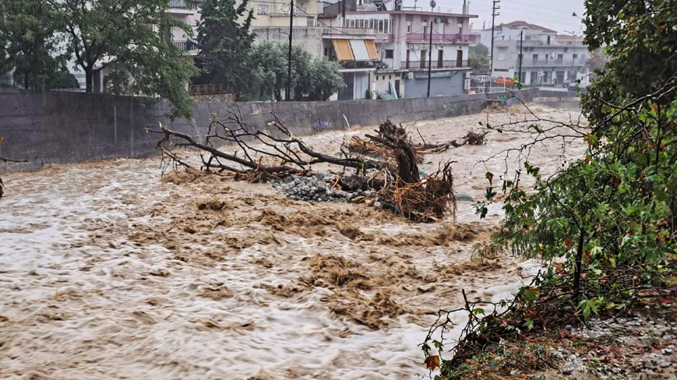 Δέκα εγκλωβισμένοι στη Βόρεια Εύβοια! Έχουν εκπέμψει SOS για να τους πάρουν ή να τους φέρουν φαγητό και νερό