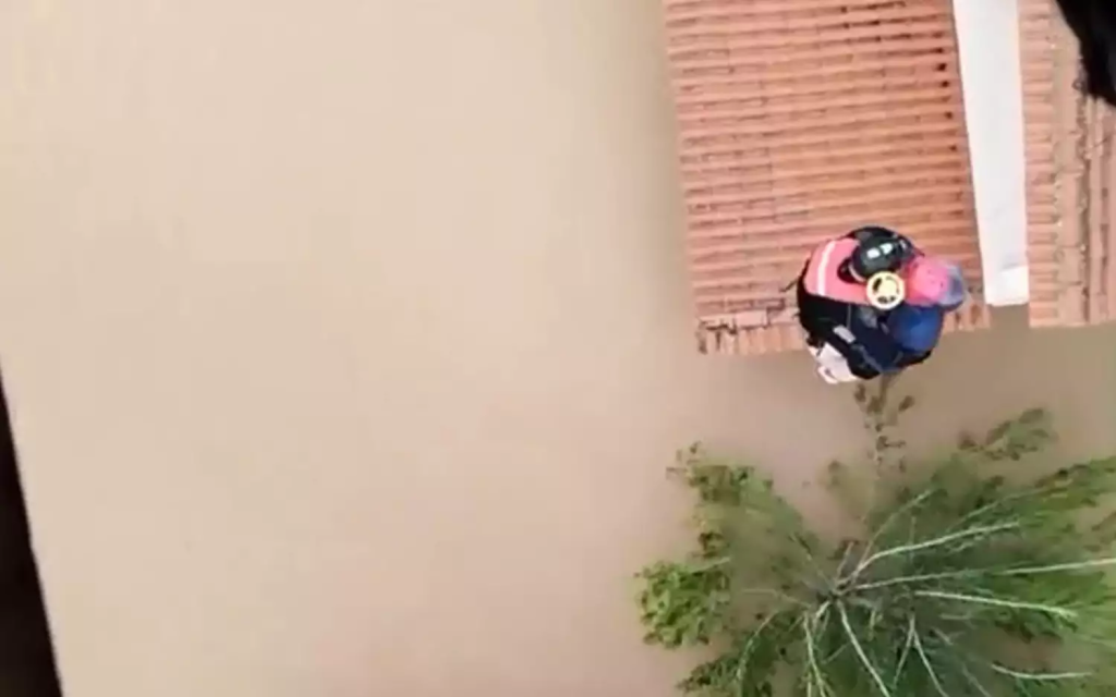 Θεσσαλία: Η στιγμή που απεγκλωβίζεται άνδρας από τη σκεπή του σπιτιού του με Super Puma (βίντεο)