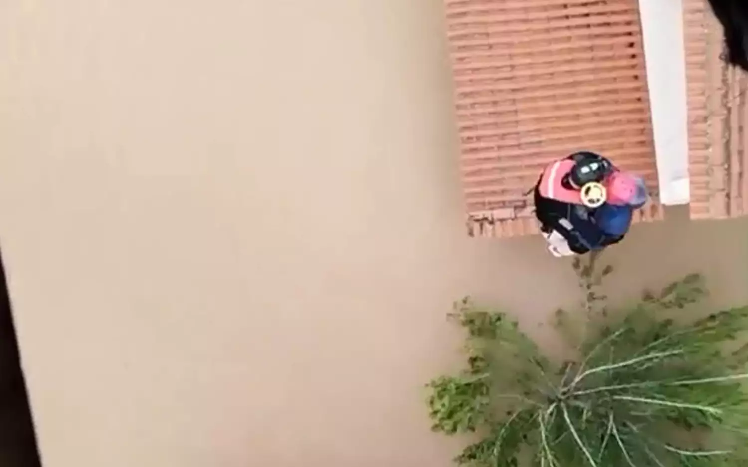 Θεσσαλία: Η στιγμή που απεγκλωβίζεται άνδρας από τη σκεπή του σπιτιού του με Super Puma (βίντεο)