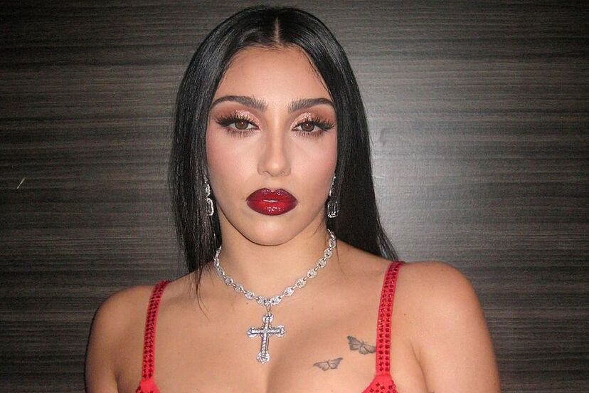 Στα «χνάρια» της μητέρας της η κόρη της Madonna – Πόζαρε με διάφανο μίνι φόρεμα χωρίς σουτιέν