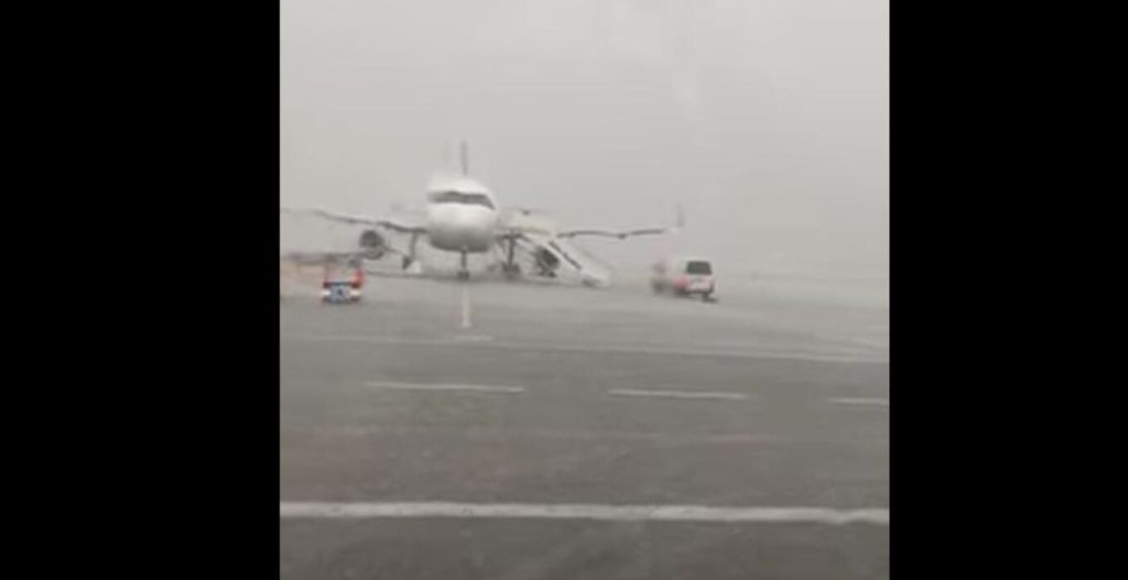 Η στιγμή της νεροποντής στο αεροδρόμιο Ελευθέριος Βενιζέλος (βίντεο)