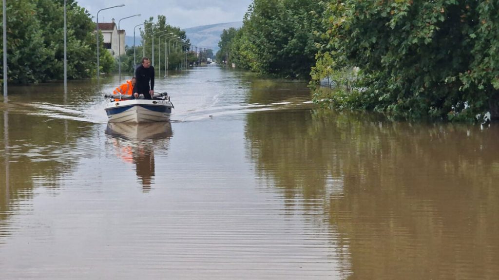 Αναμένονται σφοδρές πλημμύρες σε Φαρκαδόνα και Λάρισα – Μήνυμα του 112