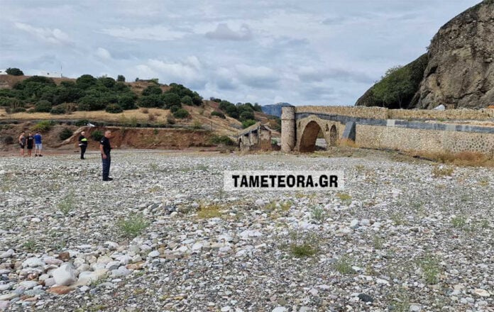 Καλαμπάκα: Έπεσε τμήμα του ιστορικού πέτρινου γεφυριού της Σαρακίνας (φωτο)