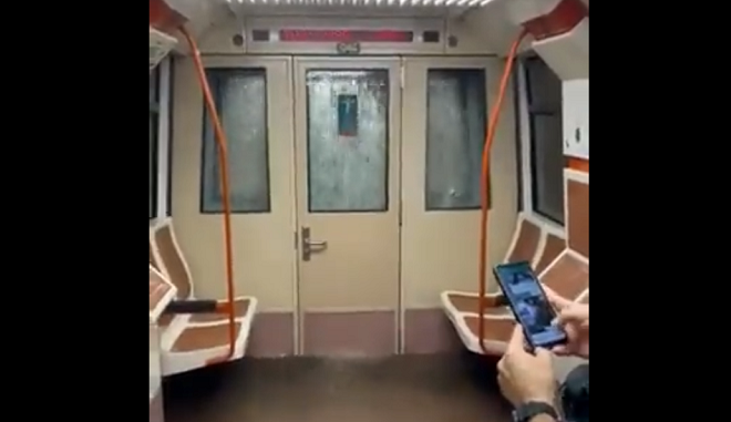 Ισπανία: Έντρομοι οι επιβάτες του μετρό στην Μαδρίτη είδαν τα νερά να μπαίνουν στα βαγόνια (βίντεο)